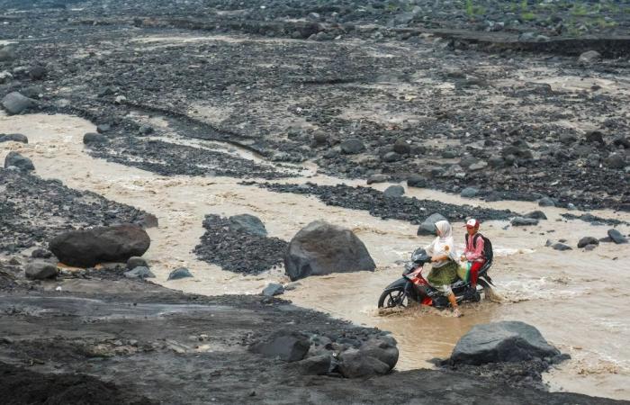 Firefighters kiss the ground as rain falls on Indonesia’s haze-hit city Palangkaraya, but dry spell may return