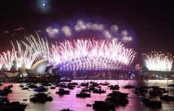 Sydney New Year’s fireworks back on after govt agrees last-minute deal with train workers