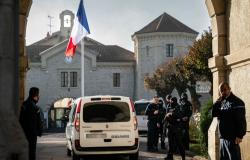 French prison escapees saw through bars, used bed sheets in overnight breakout