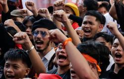 Thousands protest in Philippines over corruption scandal engulfing top officials