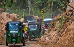 Clean-up hampered in Sri Lanka after floods and landslides leave nearly 500 dead