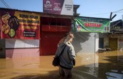 Starvation fears as more heavy rain threaten flood-ruined Indonesia