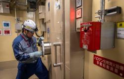 Japan restarts world’s largest nuclear plant for first time since 2011, despite local fears