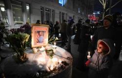 US places two immigration agents on leave after fatal Minneapolis shooting as Trump attacks mayor