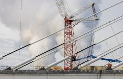 Trump threatens to stop opening of Canada-US bridge