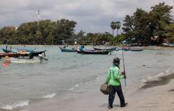 Oil spill from sunken cargo ship washes up on Phuket’s tourist islands in Thailand
