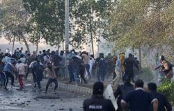Pro-Iran protesters storm US consulate as clashes kill 25 in Pakistan