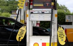 Some pumps run dry, but Australia tells travellers: Carry on with Easter plans