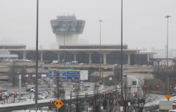 United Airlines plane hits lamppost, truck on approach to Newark airport