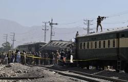 Blast targets military train in Pakistan, 24 dead