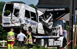Four killed after train crashes into school minibus at Belgian rail crossing