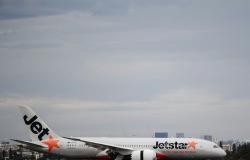 Jetstar plane forced to brake hard to avoid Qatar jet at Sydney airport, one crew member injured