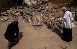 Photos, memories all that remain for Colombia's bereaved after quake