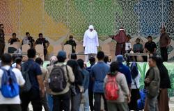 Aceh canes four Indonesians 100 strokes each for sex outside marriage