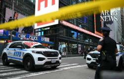 Woman stabs 2 people in New York City’s Times Square, killing 1, then is killed by police