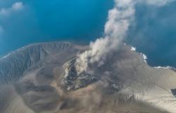Anak Krakatoa eruption forces closure of eight Indonesian airports, stranding 170,000 passengers