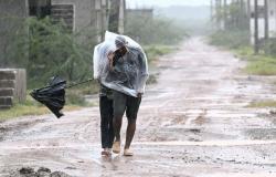 India evacuates 100,000 as Cyclone Arnab makes landfall with 135kph winds