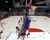 Davis shines as Lakers blast Blazers