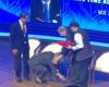 India News - Video: Infosys co-founder Narayana Murthy touches Ratan Tata's feet, Twitterati applauds