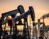 Oil rises 2% due to closures in the Gulf of Mexico,...