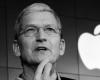 Does Tim Cook cause a war between Apple and investors?