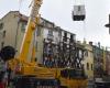 300 kg man is removed from home by crane in France...