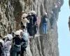 Chinese climbers stuck on cliff for more than an hour due to overcrowding