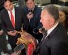 ‘It’s still moving’: Live crayfish steals spotlight at New Zealand parliament press conference (VIDEO)